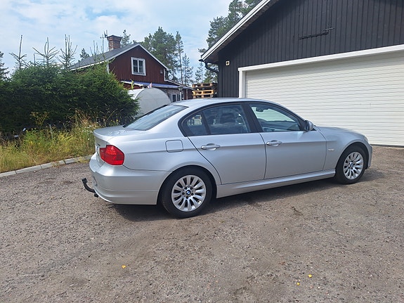 BMW 320i 2 of 5