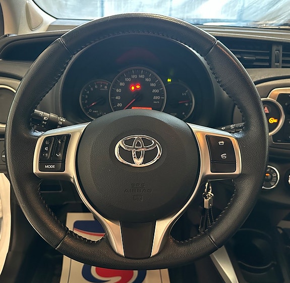 Toyota Yaris 15 of 20