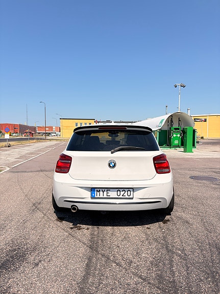 BMW 118d 2 of 5