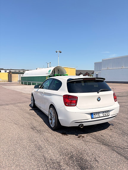 BMW 118d 3 of 5