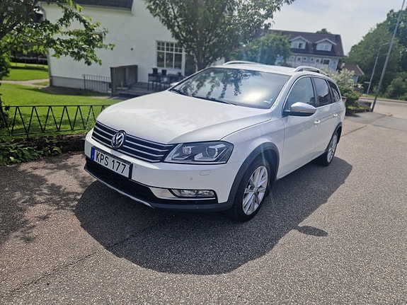 Volkswagen Passat Alltrack 3 of 4