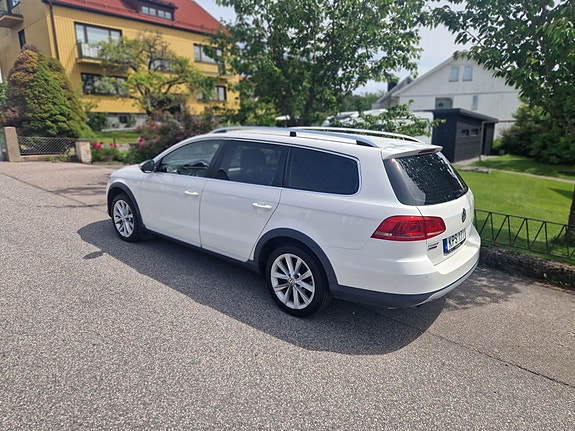 Volkswagen Passat Alltrack 2 of 4