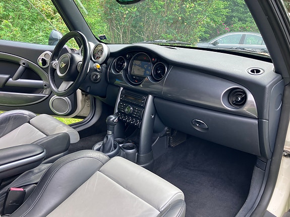 MINI Cooper S 25 of 30