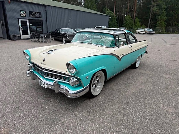 Ford Fairlane 4 of 5