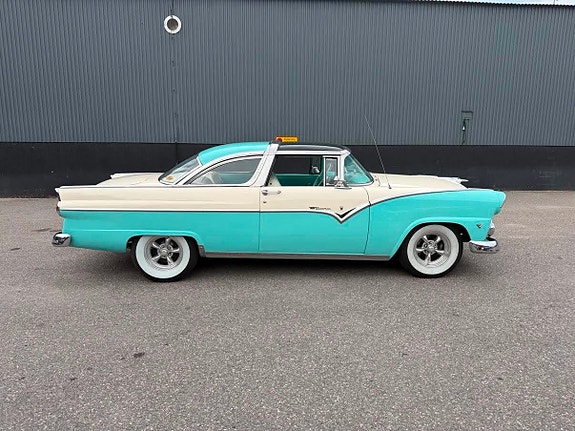 Ford Fairlane 2 of 5