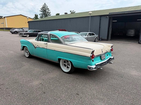 Ford Fairlane 3 of 5