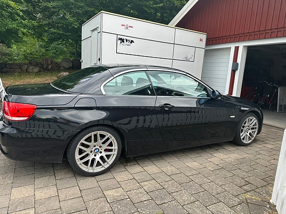 BMW 320i 2 of 3