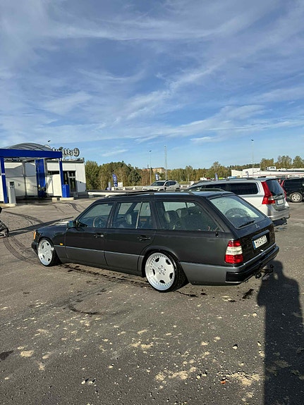 Mercedes-Benz E200 2 of 5