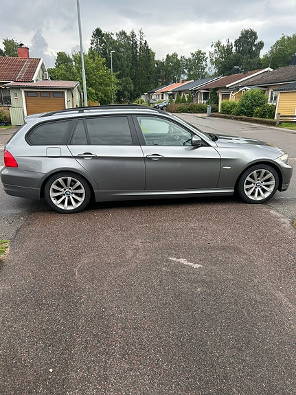 BMW 320d 2 of 5