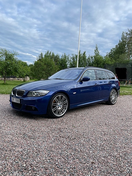 BMW 330d 2 of 5