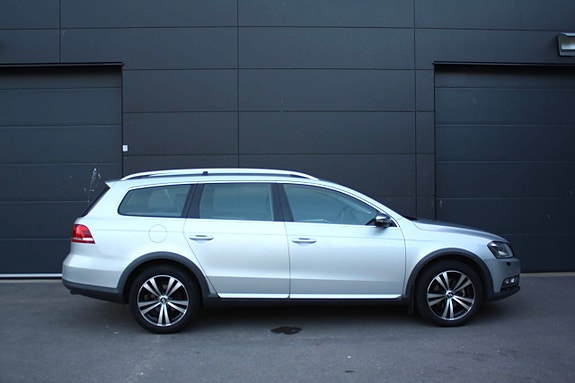 Volkswagen Passat Alltrack 2 of 5