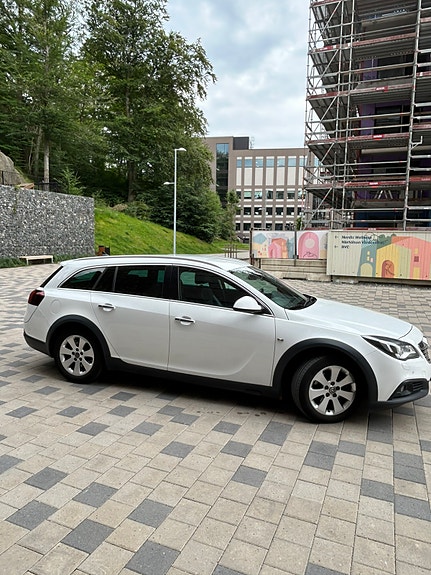 Opel Insignia Country Tourer 2 of 5