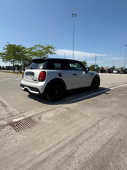MINI Cooper S 3 of 5