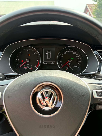 Volkswagen Passat 10 of 12