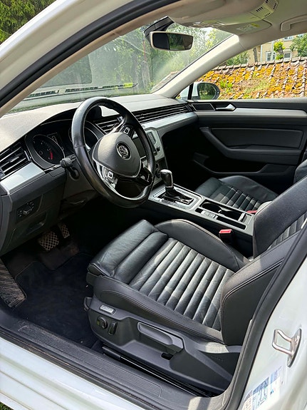 Volkswagen Passat 8 of 12