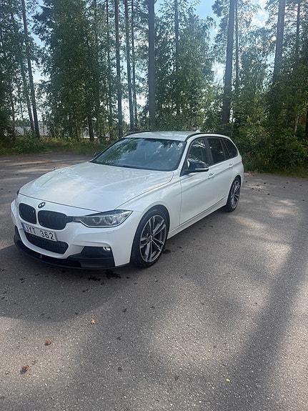 BMW 318d 2 of 5