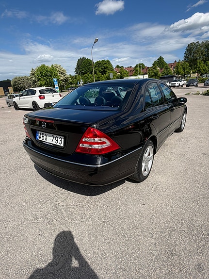 Mercedes-Benz C180 4 of 5