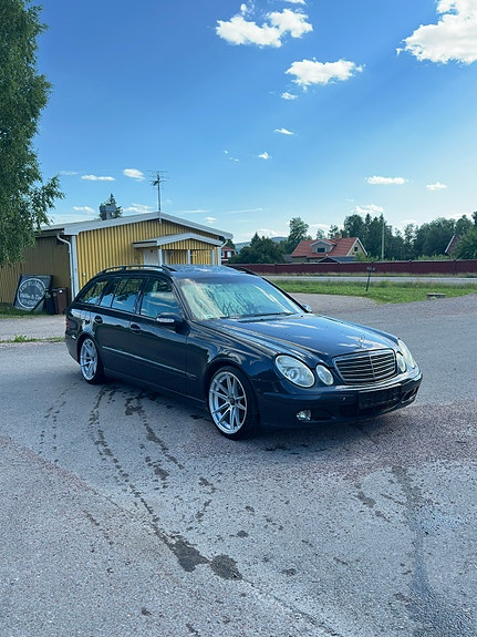 Mercedes-Benz E220 d 2 of 9