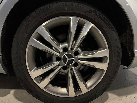 Mercedes-Benz E220 13 of 30