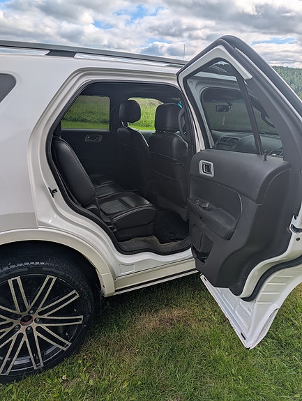 Ford Explorer 4 of 5