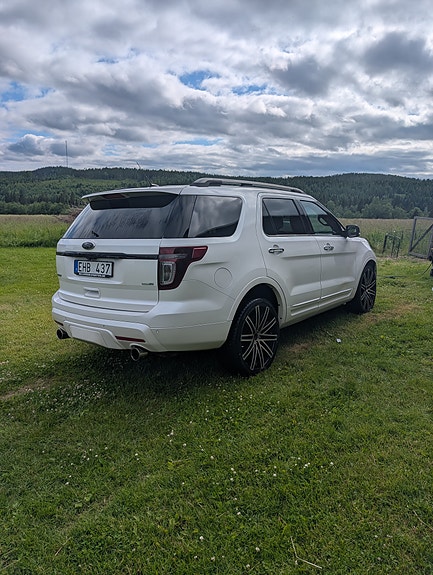 Ford Explorer 3 of 5