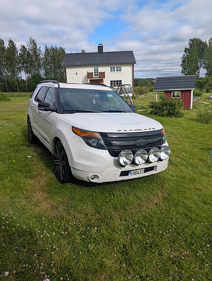 Ford Explorer 2 of 5