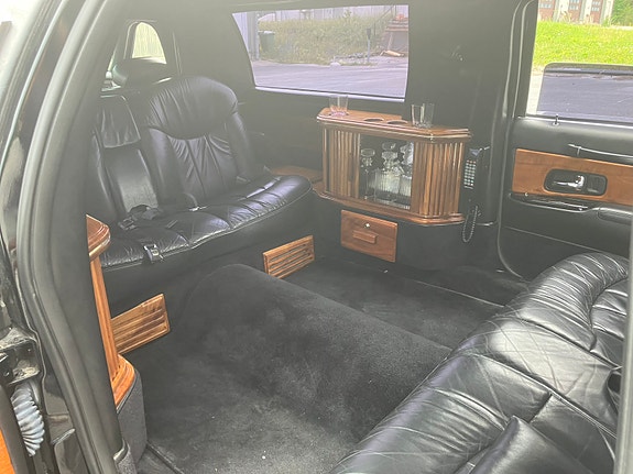 Lincoln Town Car 4 of 5
