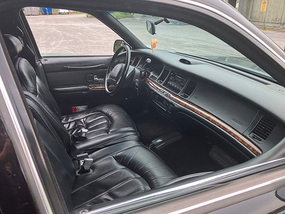Lincoln Town Car 3 of 5