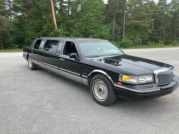 Lincoln Town Car 2 of 5