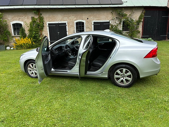 Volvo S60 4 of 5