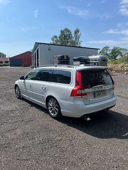 Volvo V70 2 of 5