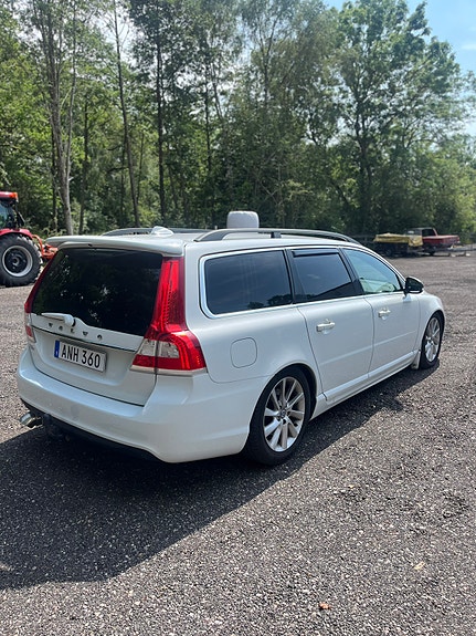 Volvo V70 4 of 5