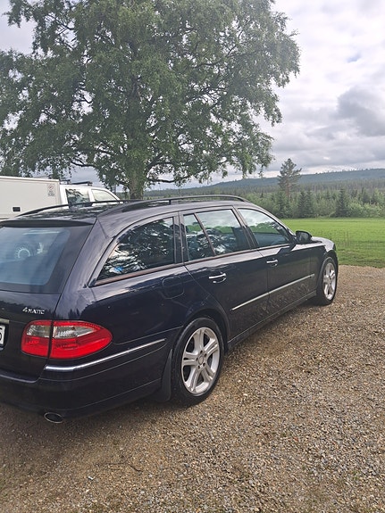 Mercedes-Benz E320 3 of 4