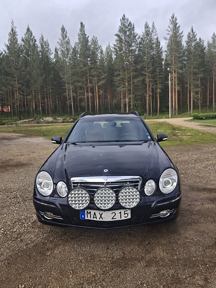 Mercedes-Benz E320 4 of 4