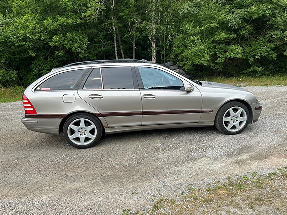Mercedes-Benz C180 4 of 5