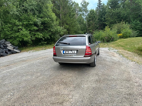 Mercedes-Benz C180 3 of 5