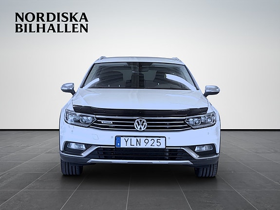 Volkswagen Passat Alltrack 2 of 5
