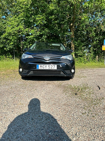 Toyota Avensis 2 of 5