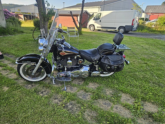 Harley-Davidson Heritage Softail Classic 4 of 8