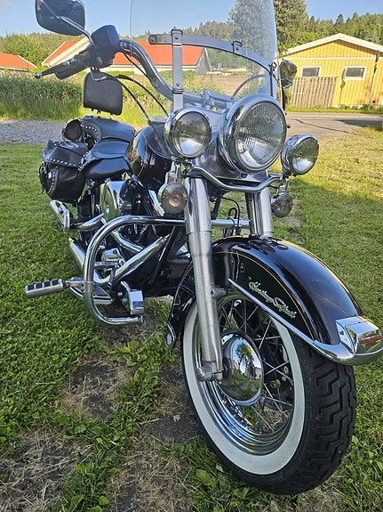 Harley-Davidson Heritage Softail Classic 2 of 8