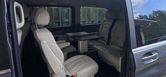 Mercedes-Benz V250 2 of 5