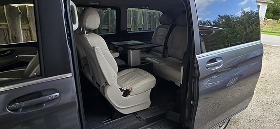 Mercedes-Benz V250 3 of 5