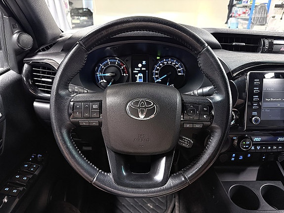 Toyota HiLux 12 of 30