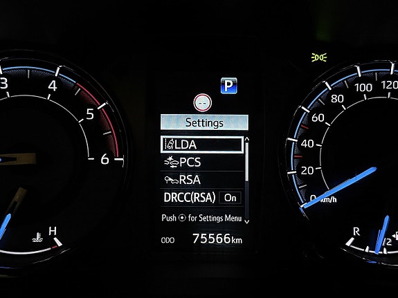 Toyota HiLux 14 of 30