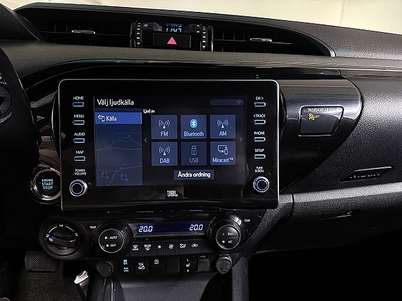 Toyota HiLux 16 of 30