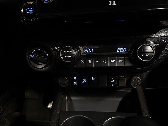 Toyota HiLux 20 of 30