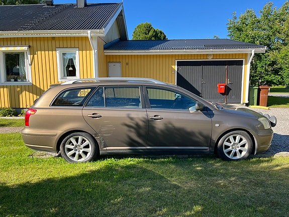 Toyota Avensis 2 of 5