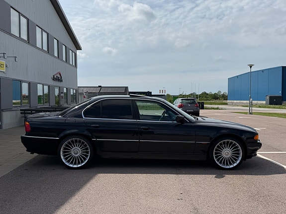 BMW 740i 4 of 5