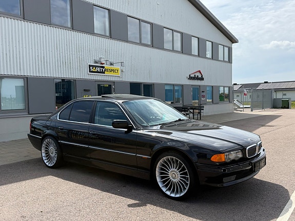 BMW 740i 3 of 5