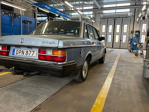 Volvo 240 4 of 5
